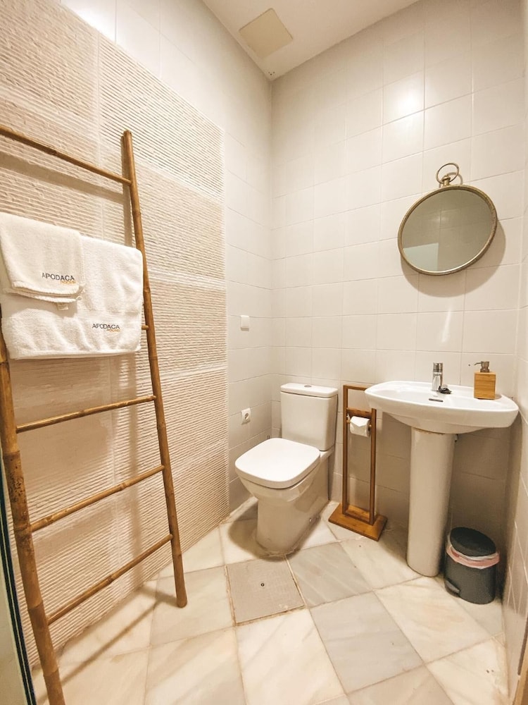 Apodaca Rooms 32/33