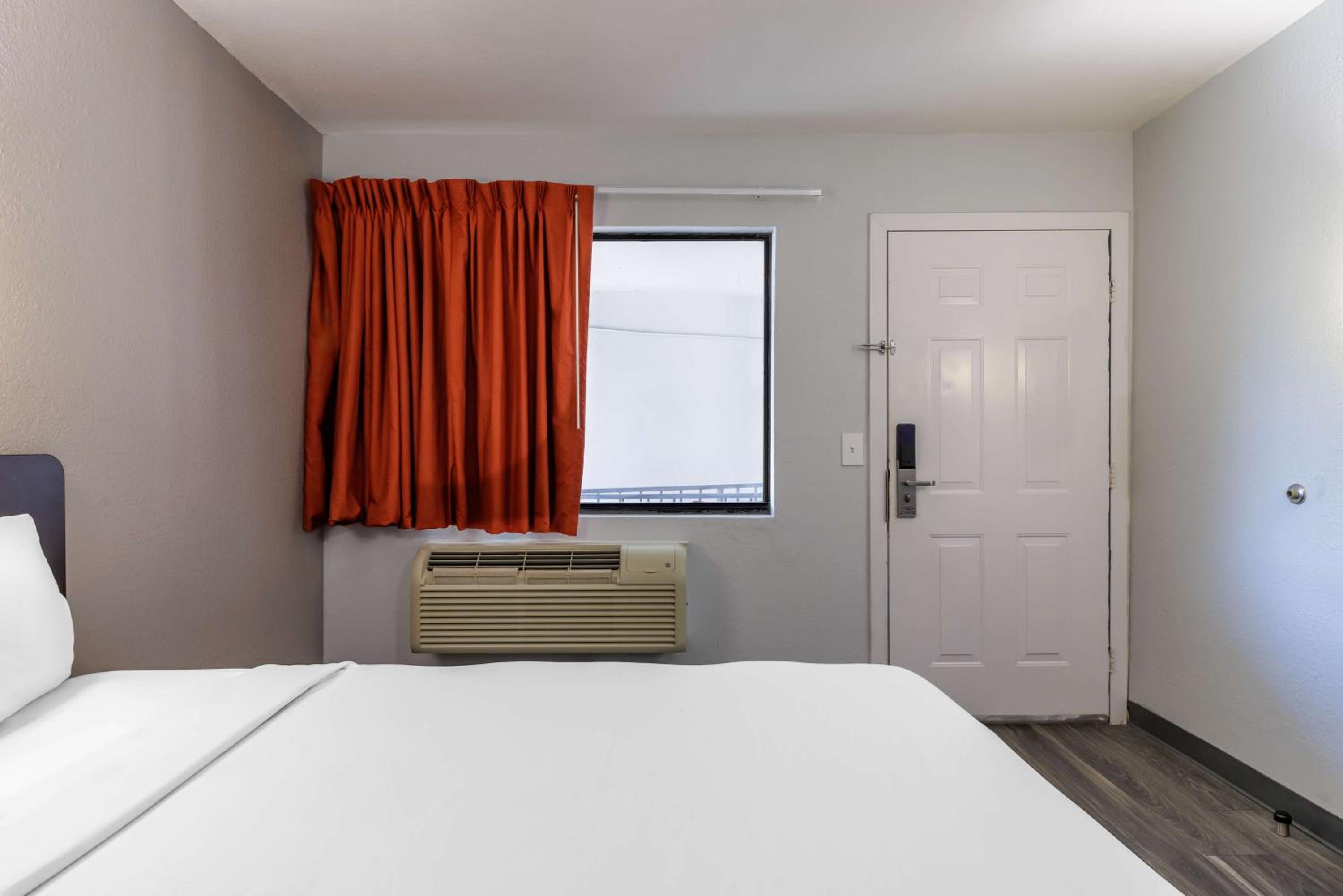 1 Queen Bed - Hearing Accessible