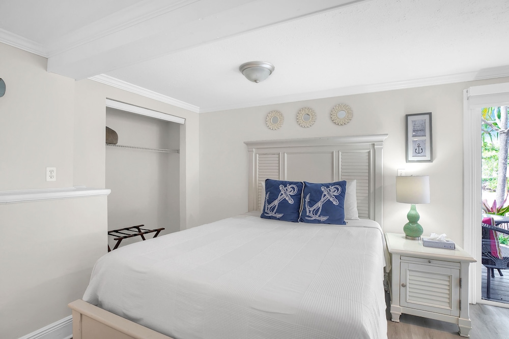 Tropical, Suite, Queen Bed, Bay View