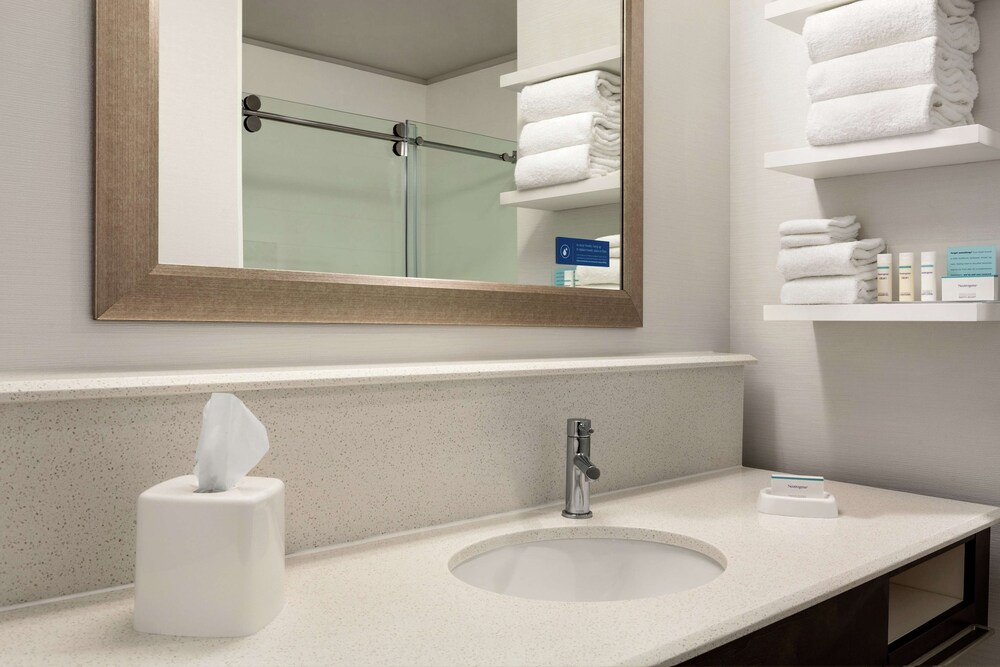 Hampton Inn and Suites Minooka 18/37