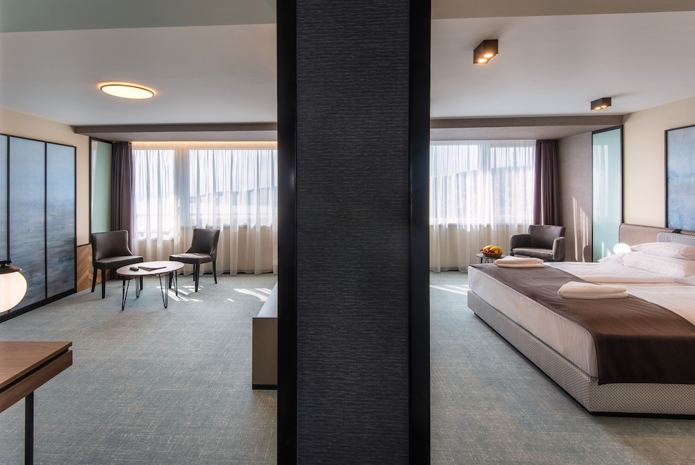 غرفة عائلية بسرير كوين وسريرين منفصلين، Hunguest Hotel Bal Resort 2/2