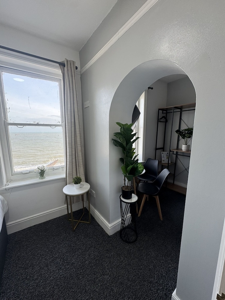 OYO Marine Parade Hotel Eastbourne Pier 36/60