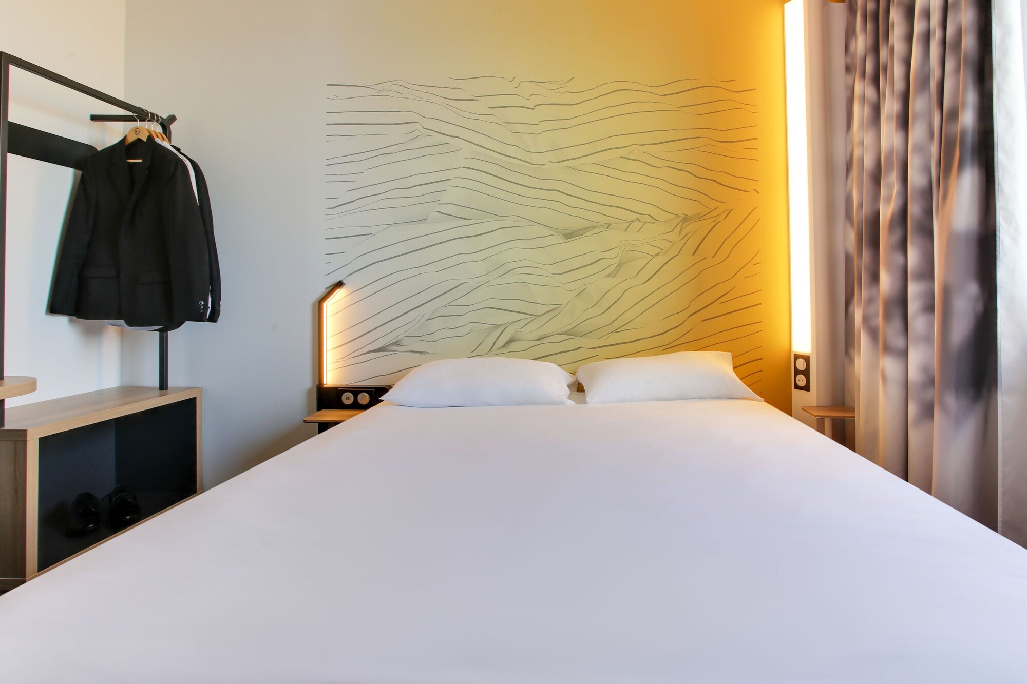 ROOM, DOUBLE BED