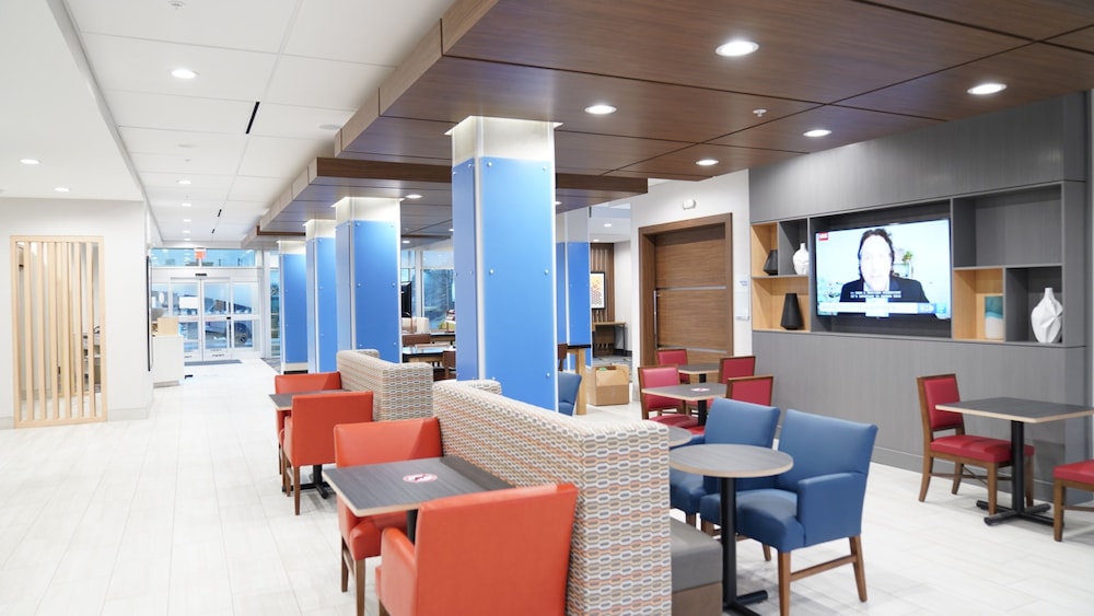 Holiday Inn Express & Suites Dallas Market Center – Love Fi 9/57