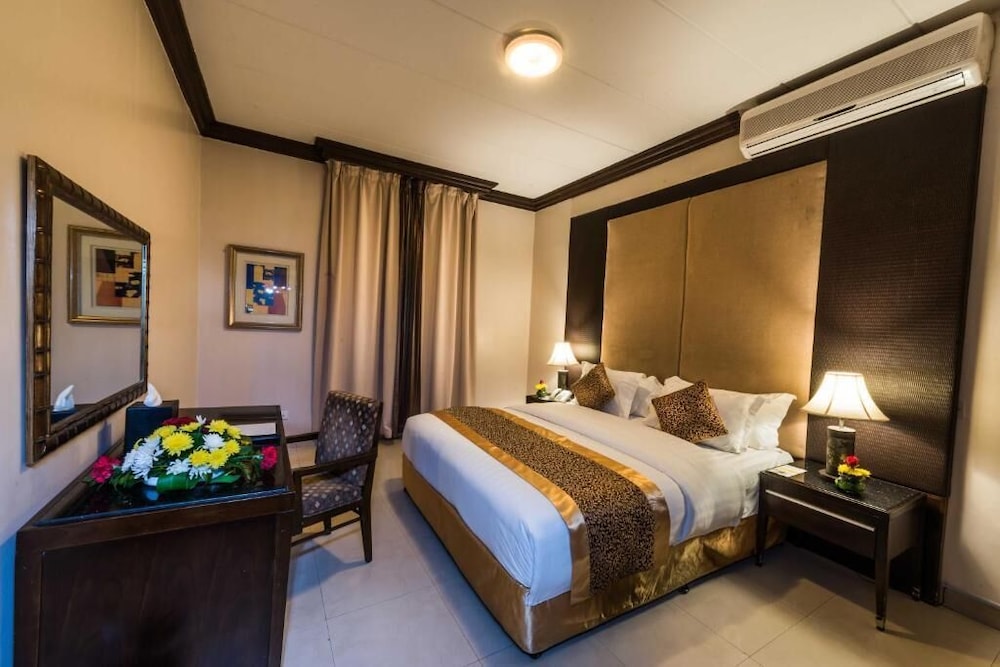 2 Bedrooms, Executive, Suite, King and Twin Beds, 2 Bathrooms