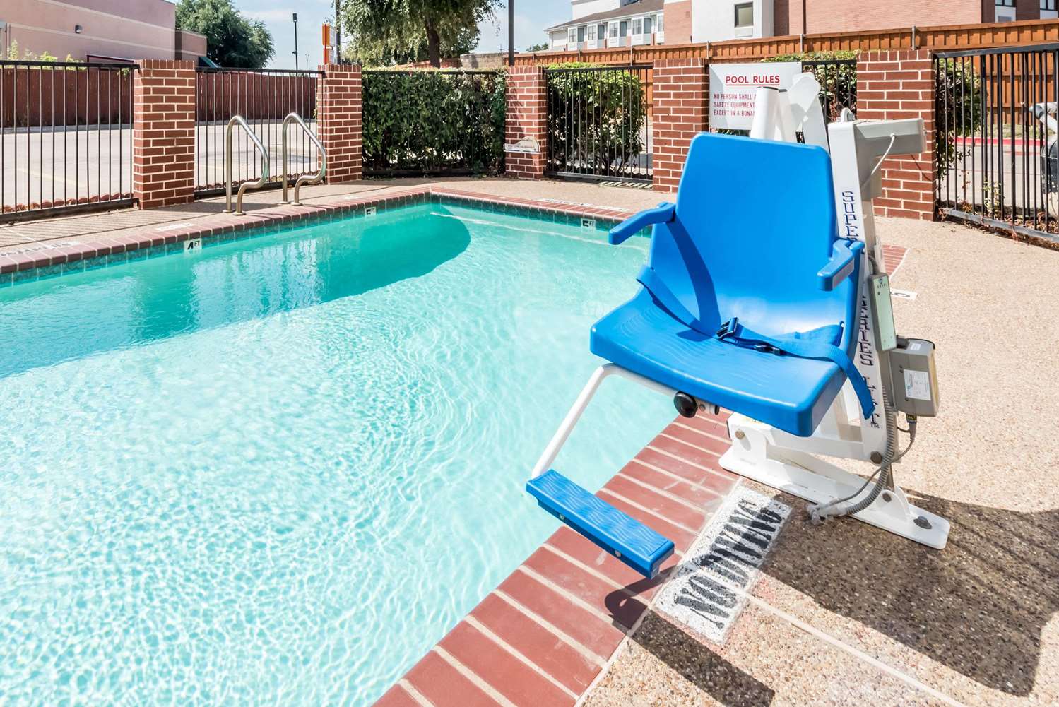 Days Inn Suites By Wyndham Dallas 15/27