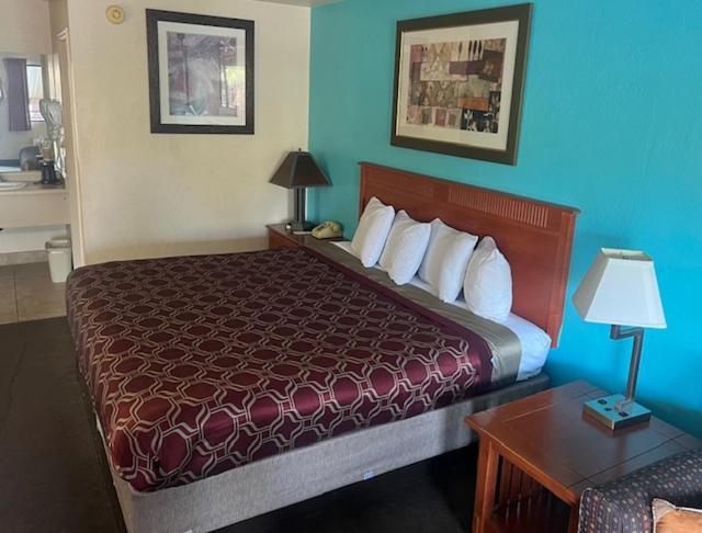 استوديو بسرير كينج، Claridge Inn 3/10