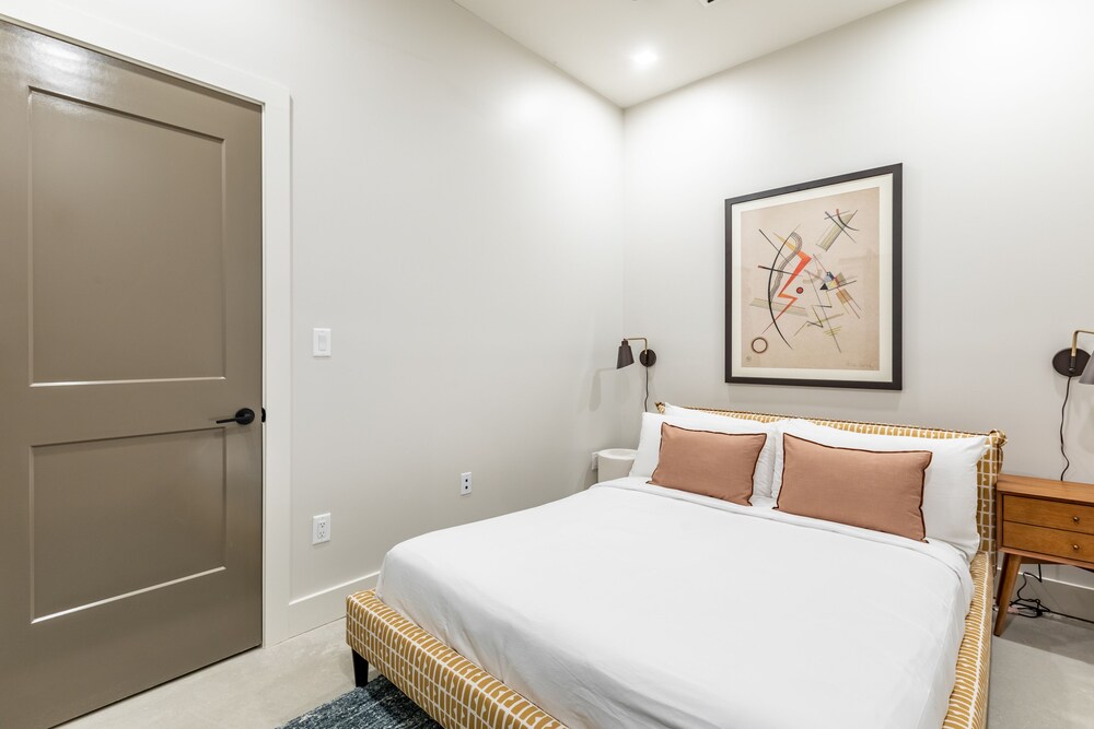 3 BEDROOMS, LUXURY, SUITE, 2 BATHROOMS