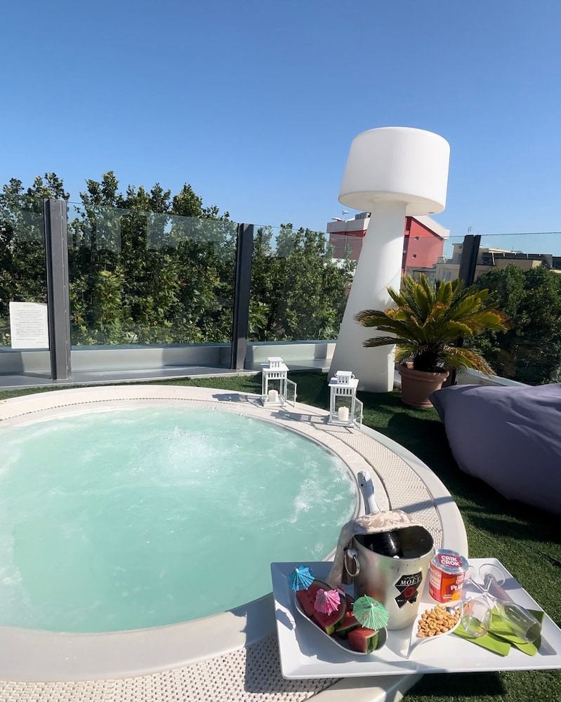 Q Hotel 45/50