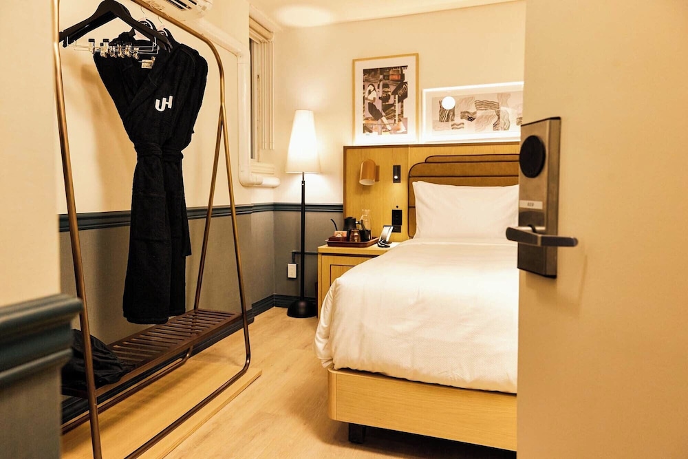 Solo, Chic, Twin Beds