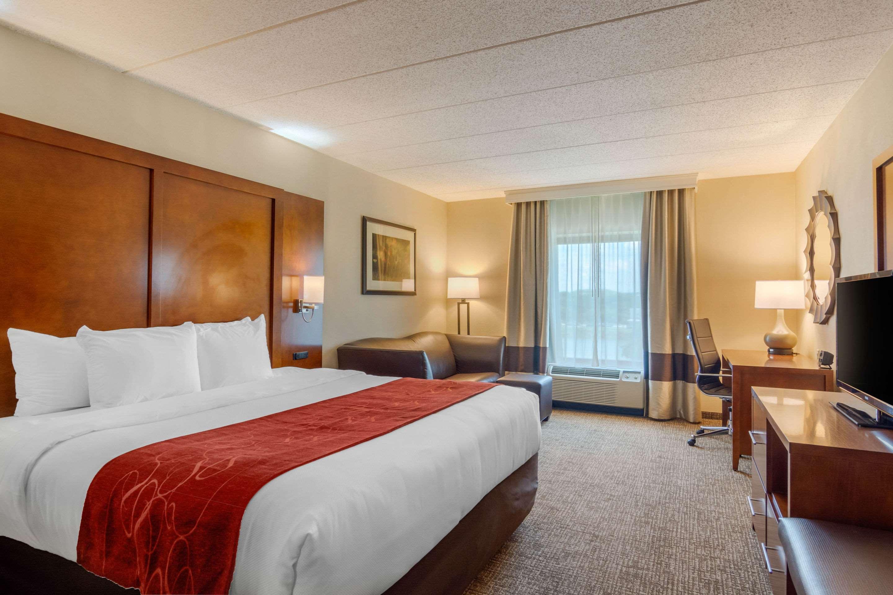 SUITE, KING BED, ACCESSIBLE