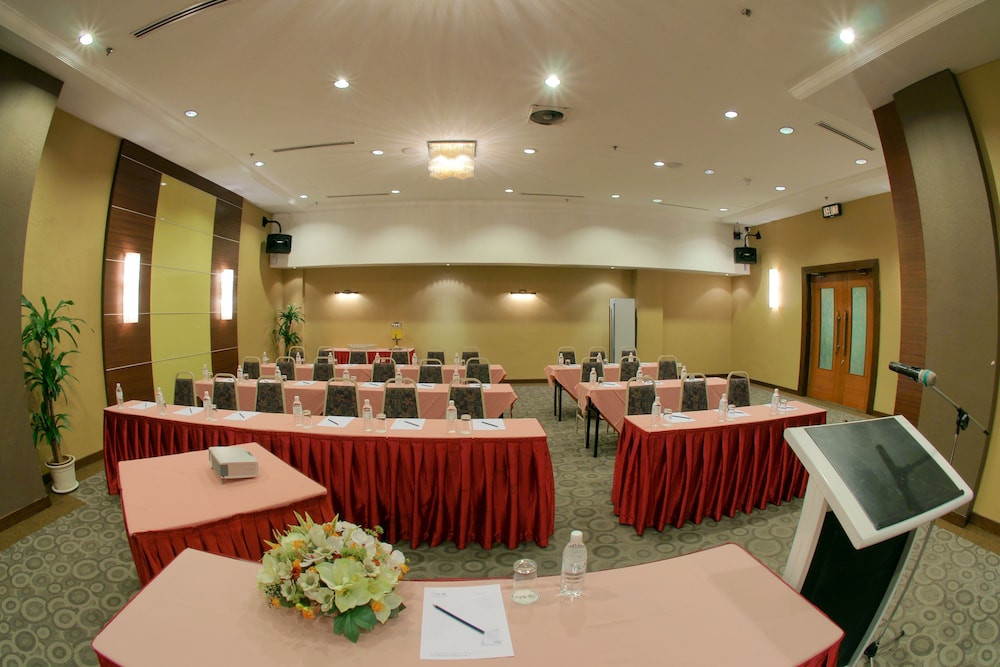 CRYSTAL CROWN HOTEL 56/62