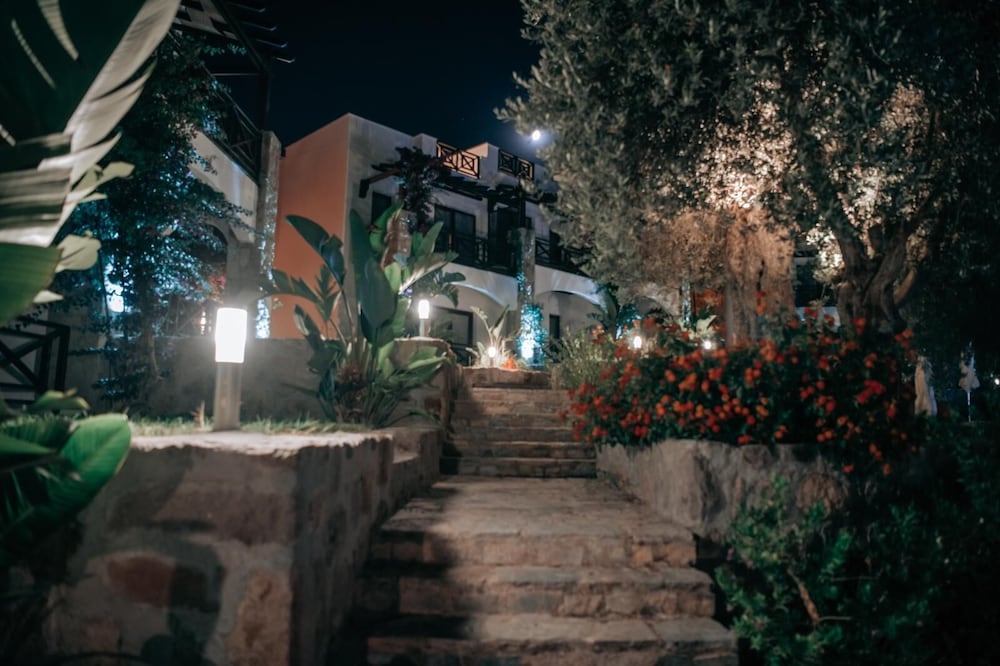 Amore Boutique Hotel 48/50