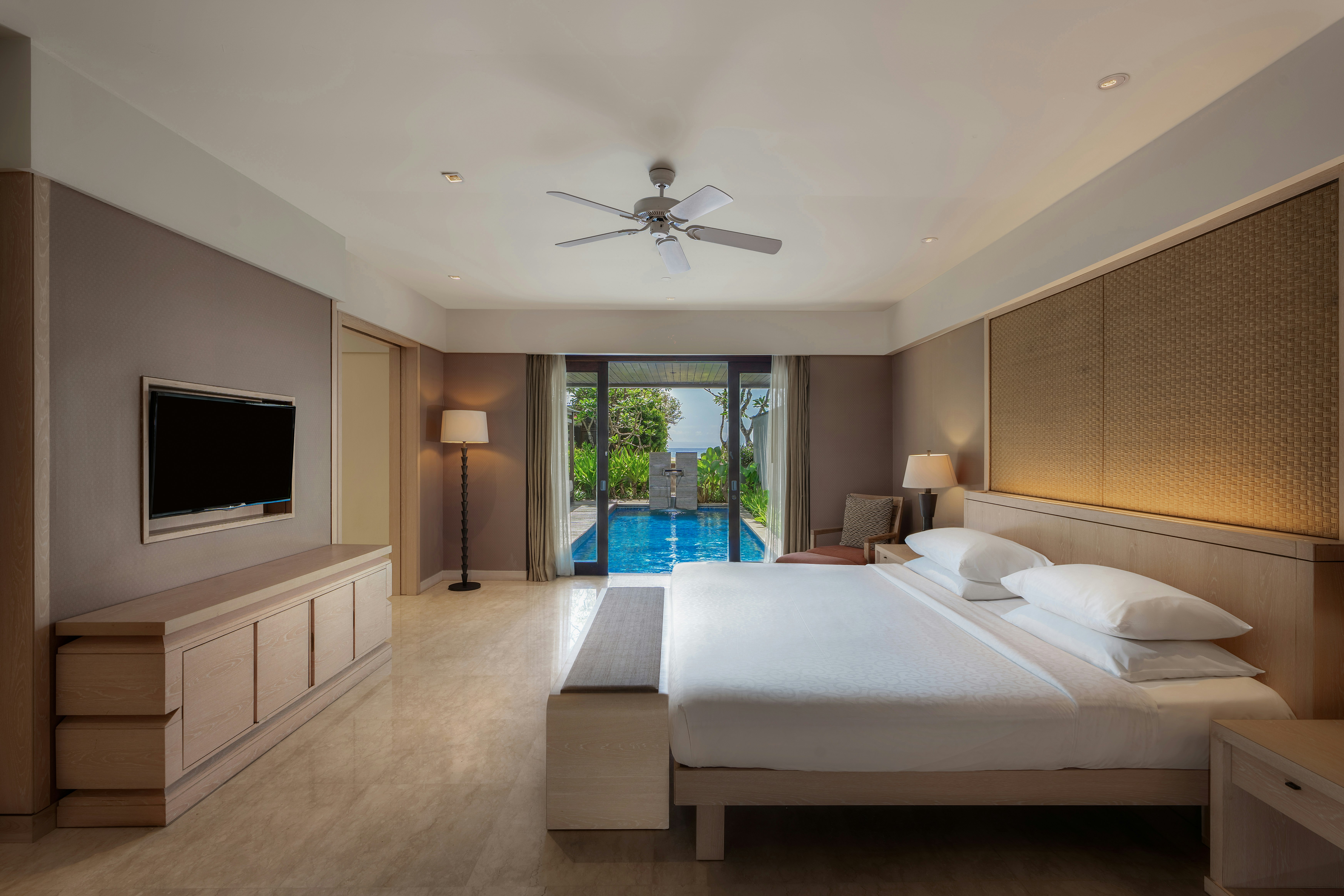 Conrad, Pool, Suite, King Bed