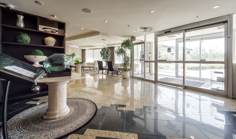 Monte Carlo Inn Airport Suites 42/68