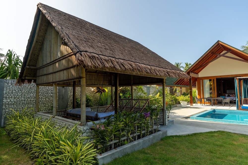 Furaveri Maldives 7/67