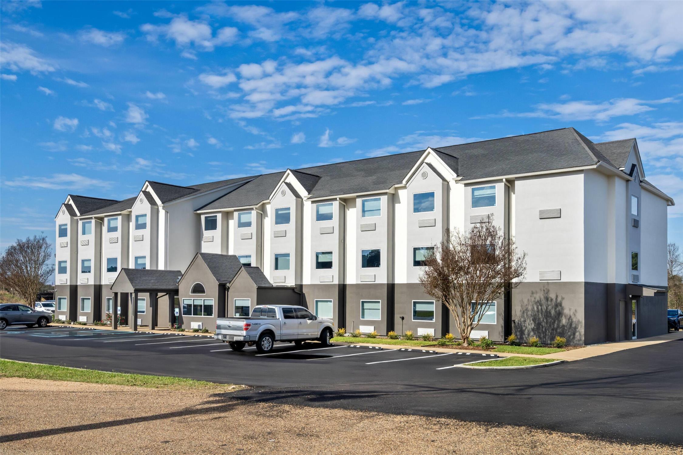 Days Inn & Suites by Wyndham Brandon Amphitheater 24/27