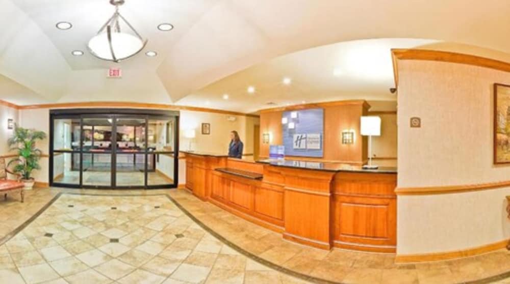 Holiday Inn Express Forest City 7/45