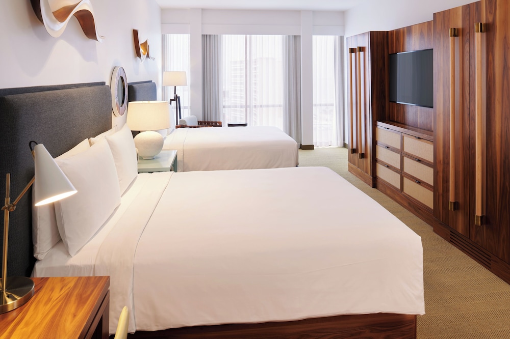 DELUXE, KING AND QUEEN BED