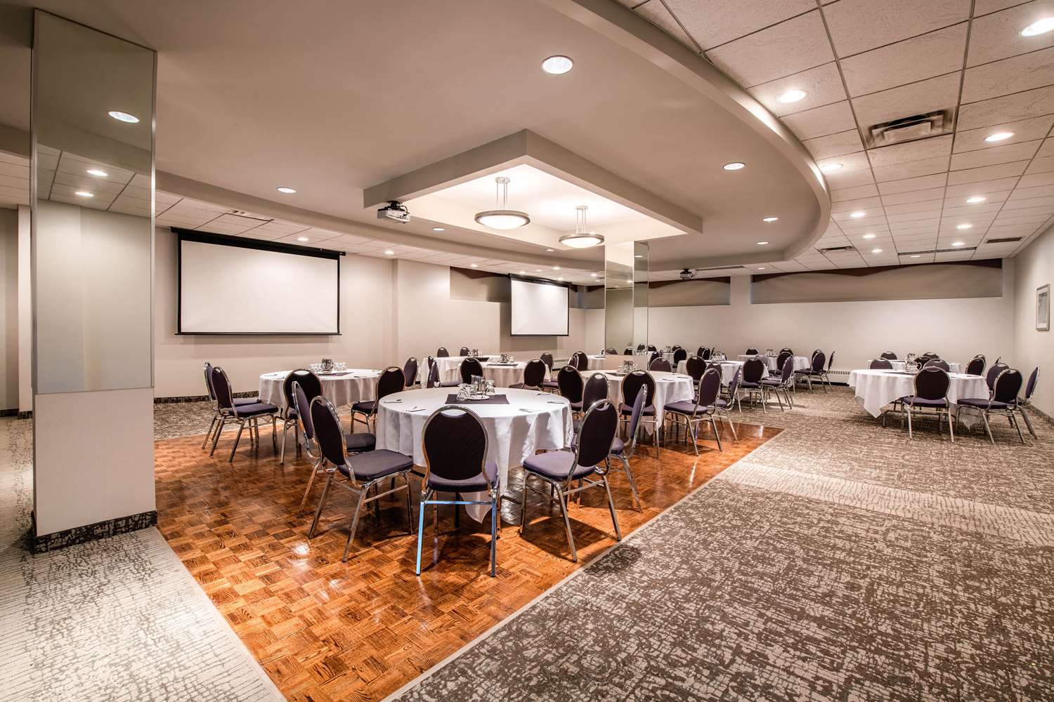 Clarion Hotel and Suites 16/21