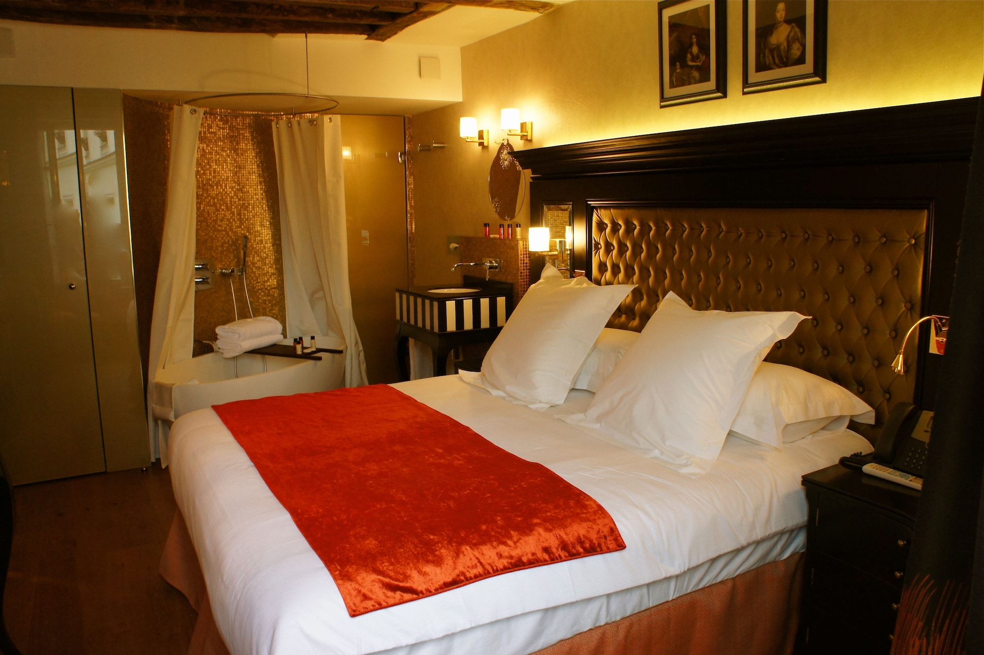 CLASSIC, DOUBLE BED, BATHTUB