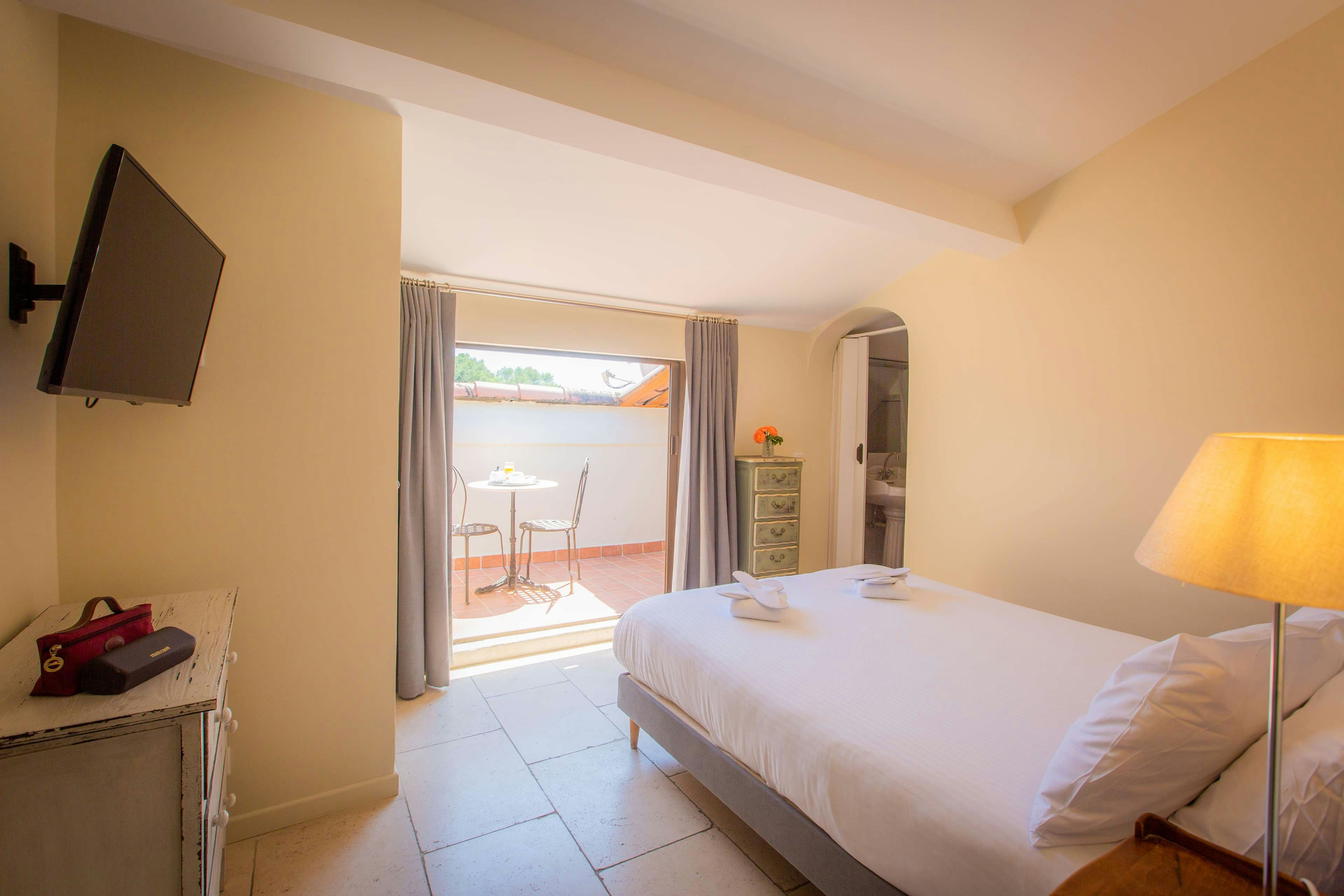 HOTEL LES ARMOIRIES 32/66