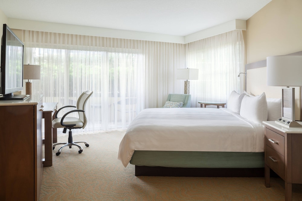 غرفة ديلوكس بسرير كينج مع أريكة لذوي الإعاقة، Fort Lauderdale Marriott Pompano Beach Resort and Spa 5/9