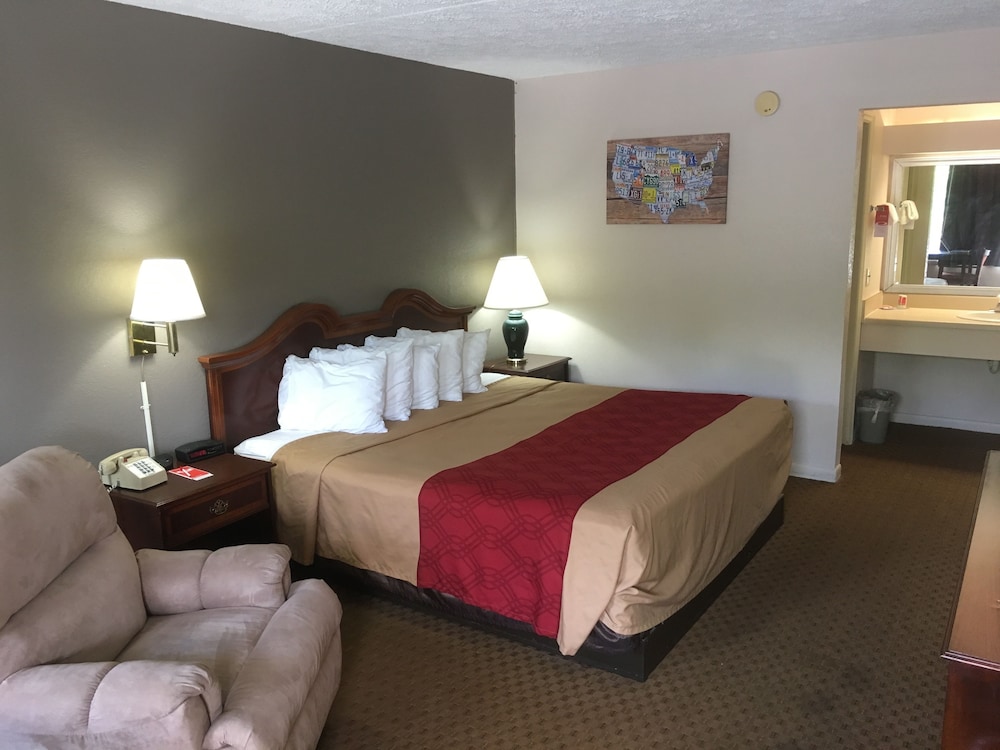 Econo Lodge Eden, NC 11/29