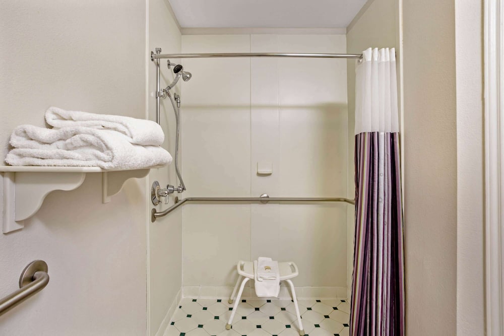 La Quinta Inn Suites Winston Salem 15/64