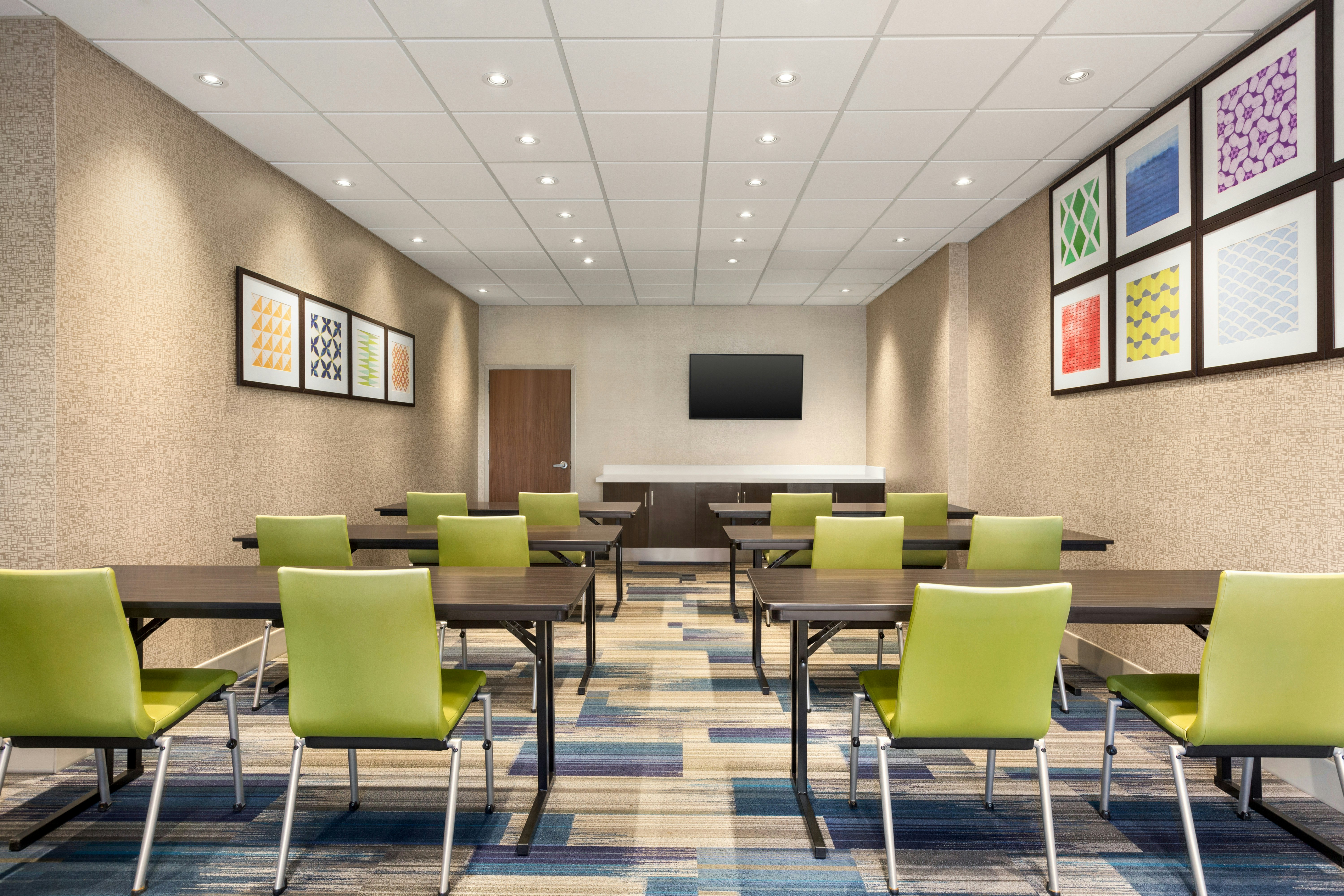 Holiday Inn Express Suites Redding 33/34