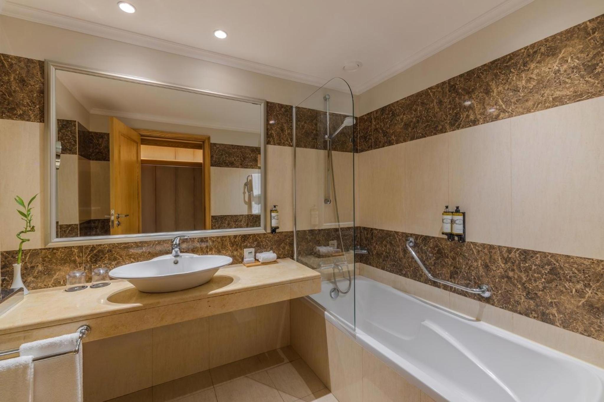 غرفة عائلية رباعية بسريرين منفصلين مع أريكة، Pestana Carlton Madeira 9/9