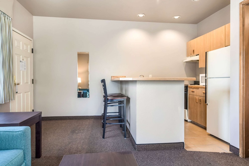 Quality Inn & Suites Bainbridge Island 48/62