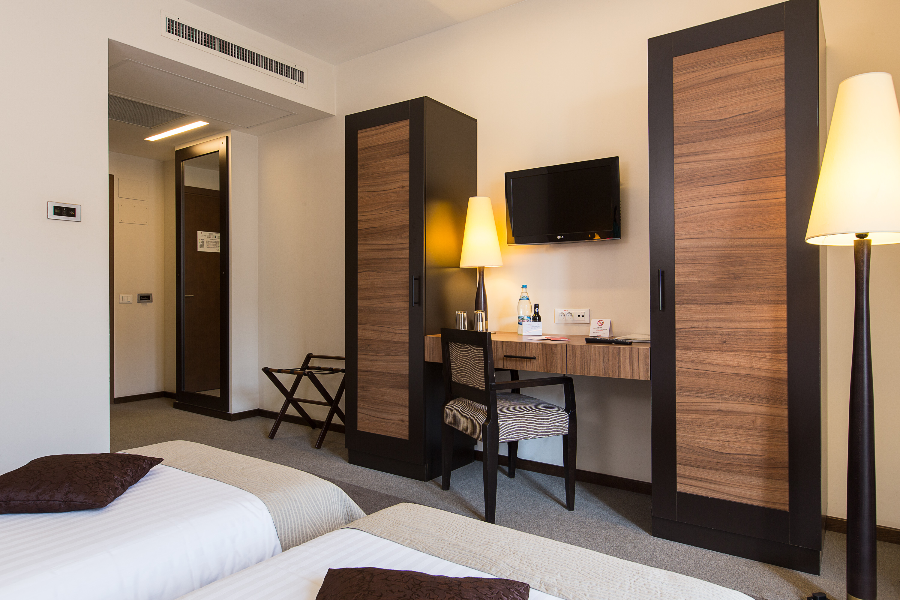 STANDARD, TWIN BEDS, STREET VIEW