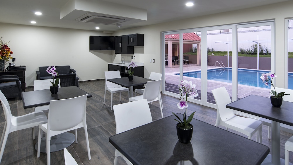 CANDLEWOOD SUITES CELAYA 60/75