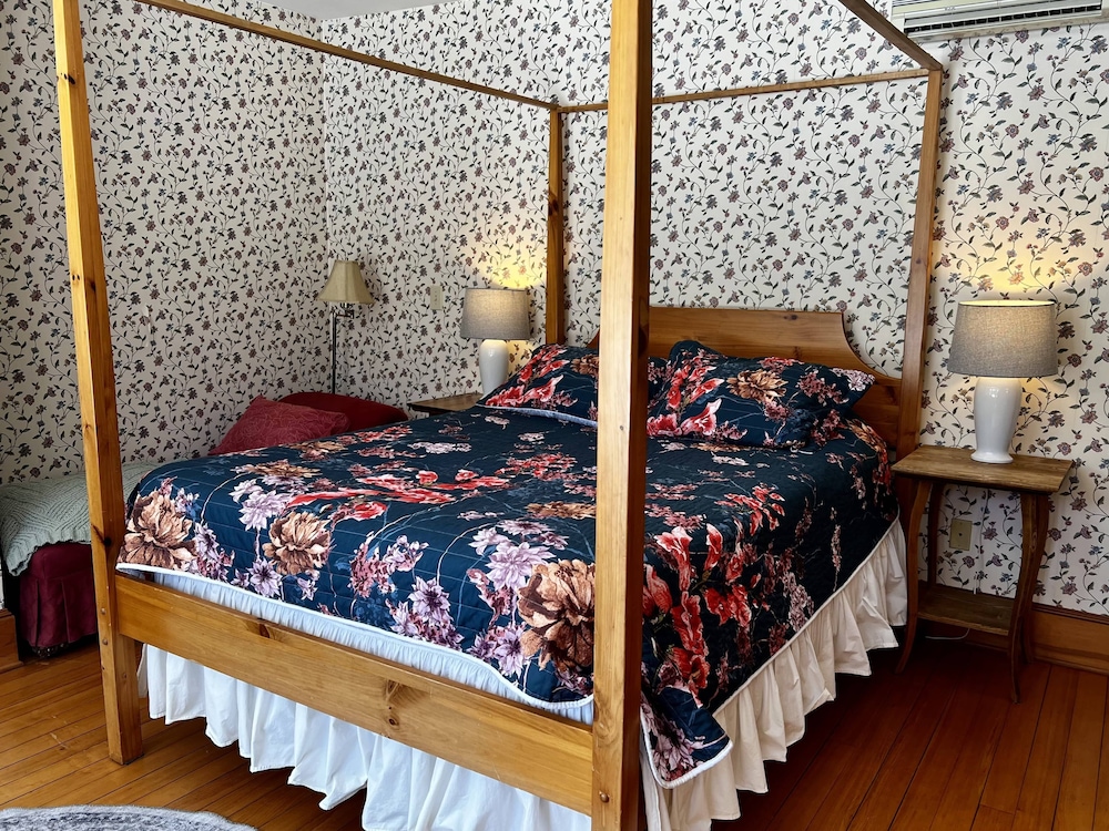 The Wayside Inn Betlehem 12/50