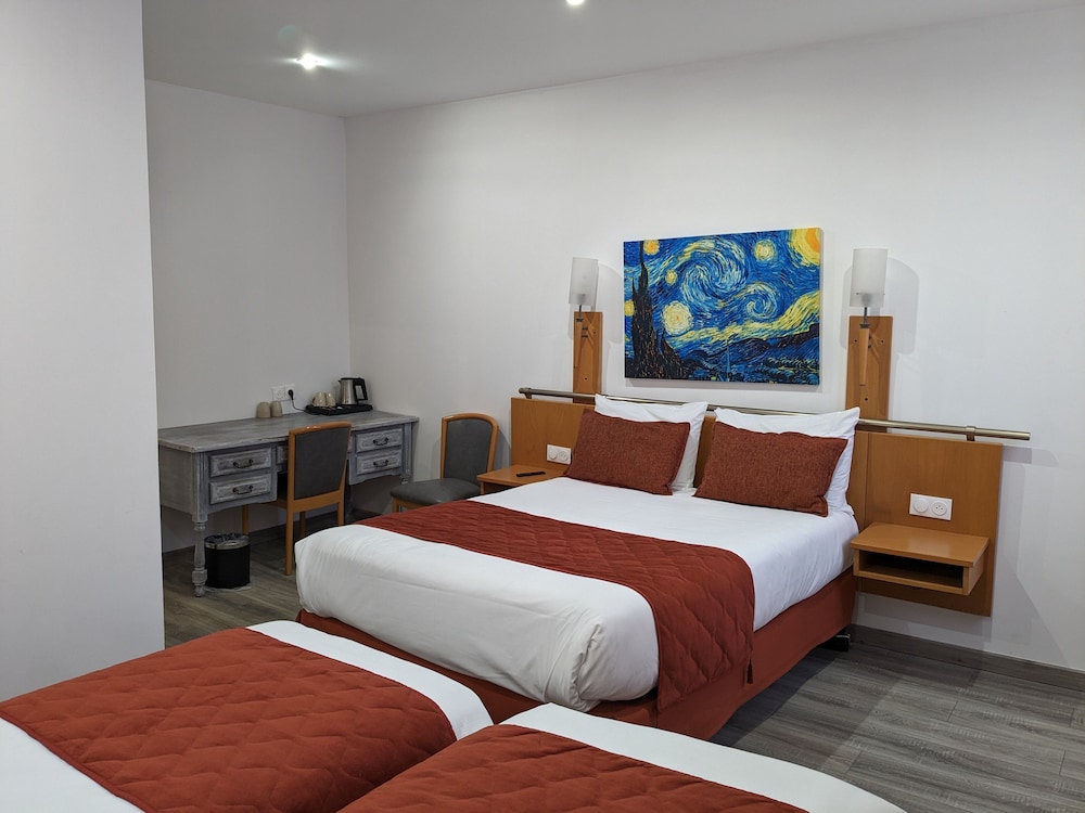 غرفة كلاسيكية رباعية بسرير مزدوج وسريرين منفصلين، Morand Hotel 2/6