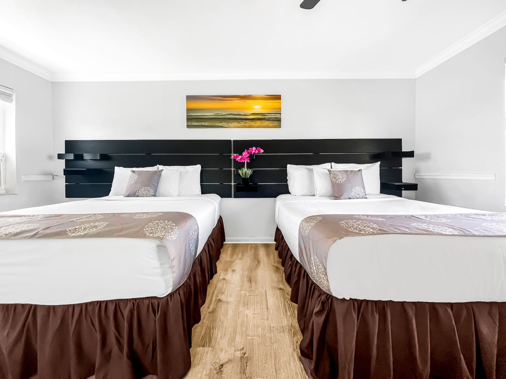 DELUXE, 2 QUEEN BEDS, POOL SIDE