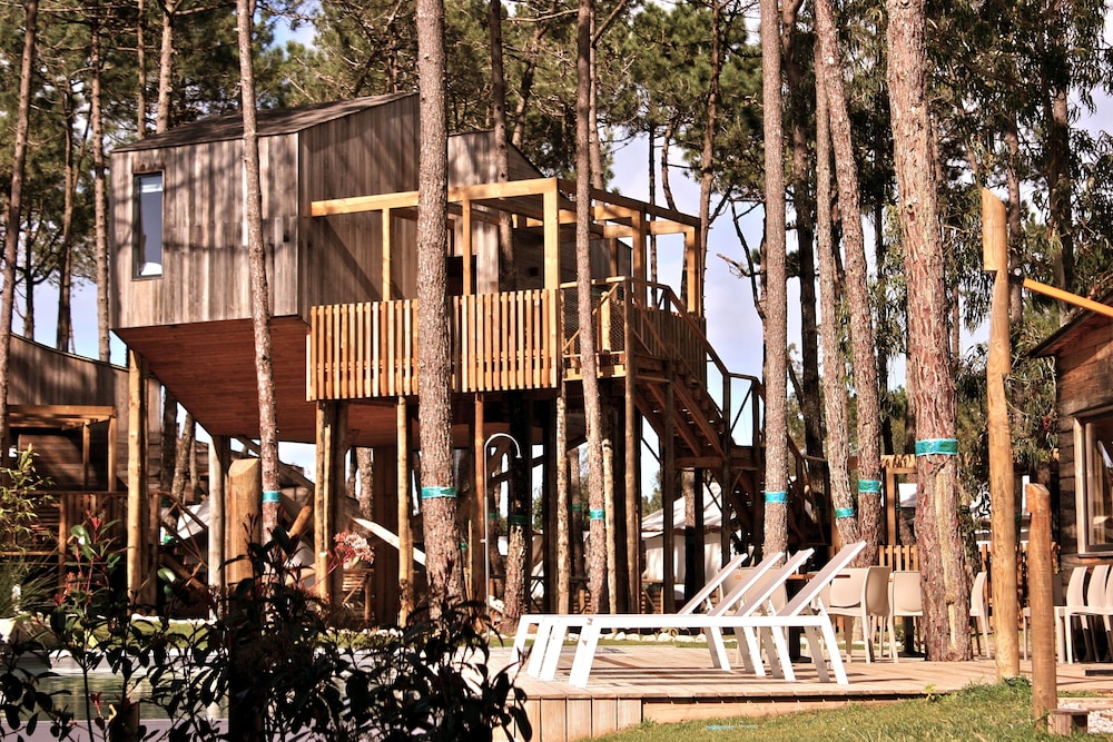 Bukubaki Eco Surf Resort 42/50