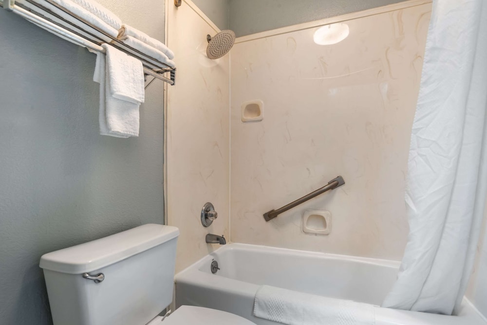 Econo Lodge Inn & Suites Philadelphia MS 80/80