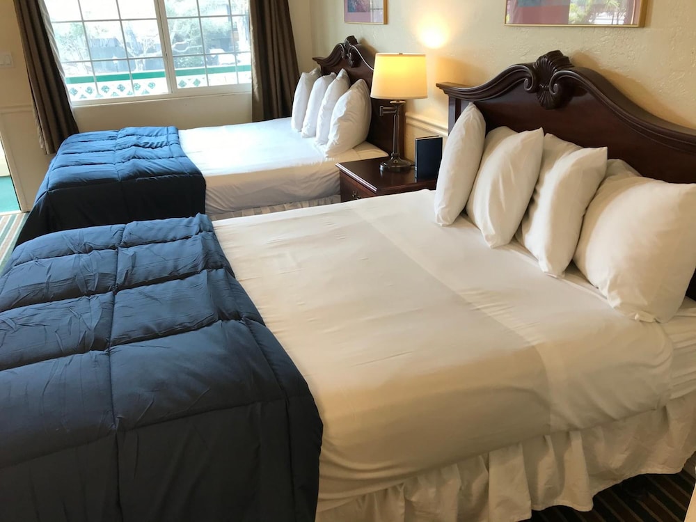 Monterey Pines Inn 25/42