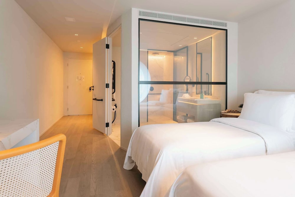 ROOM, DOUBLE OR TWIN BED