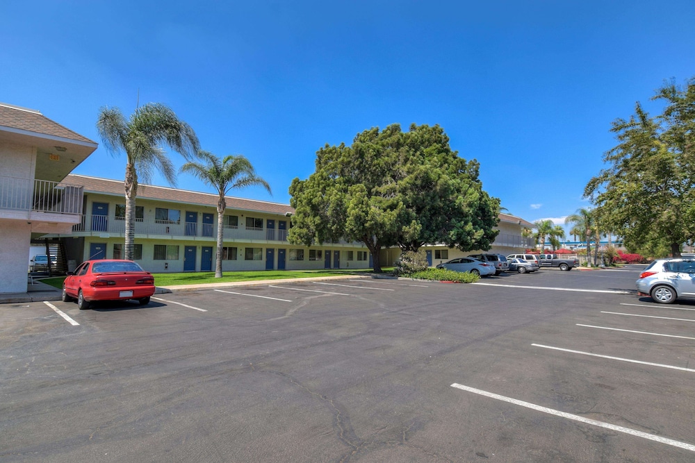 Motel6 Jurupa Valley, CA - Riverside West 34/44