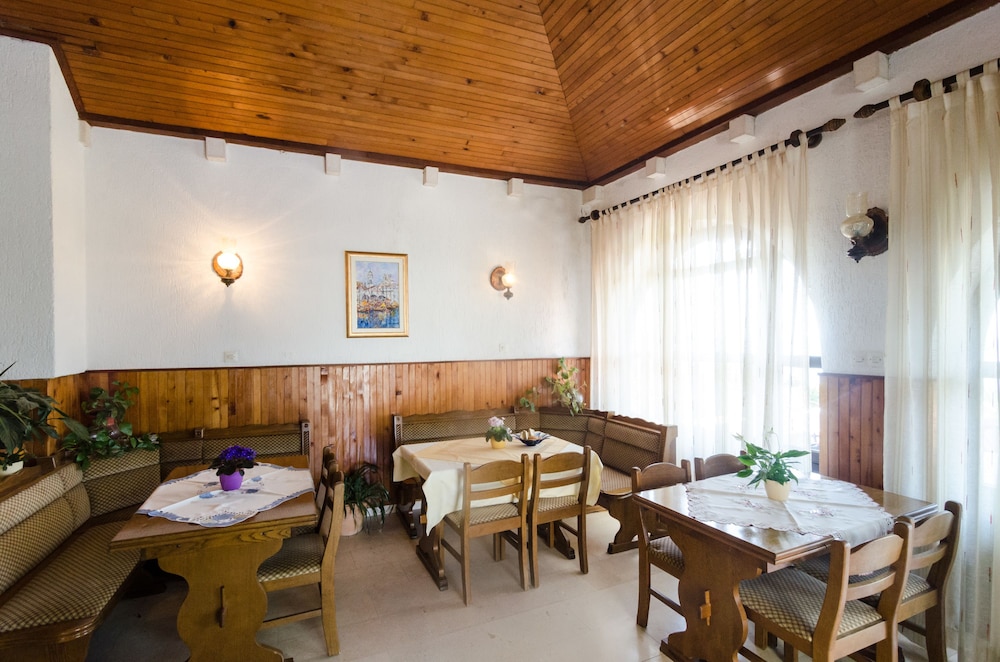 GUESTHOUSE MORETIC 18/40