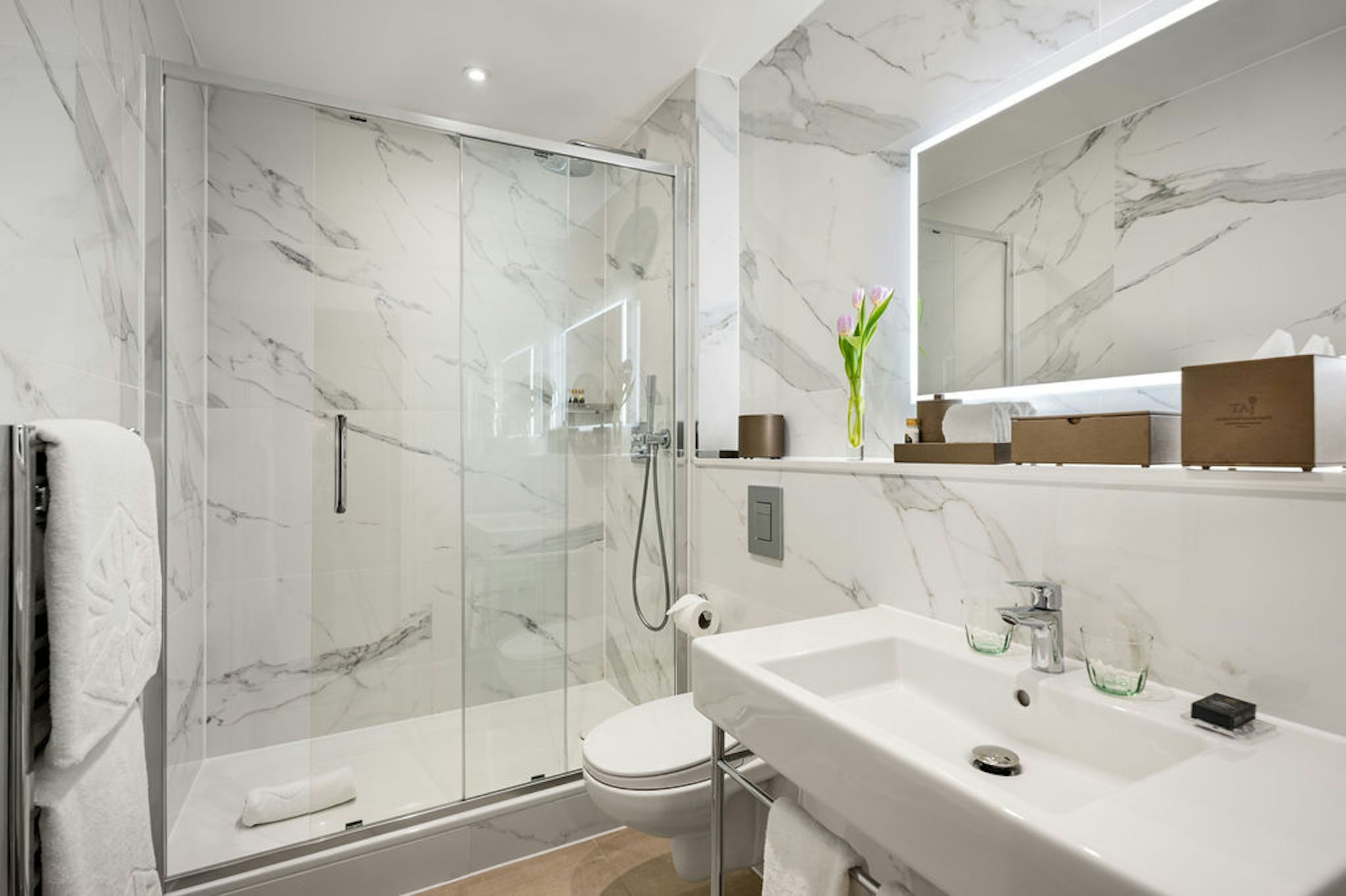 51 Buckingham Gatetaj Suites Residences 80/83