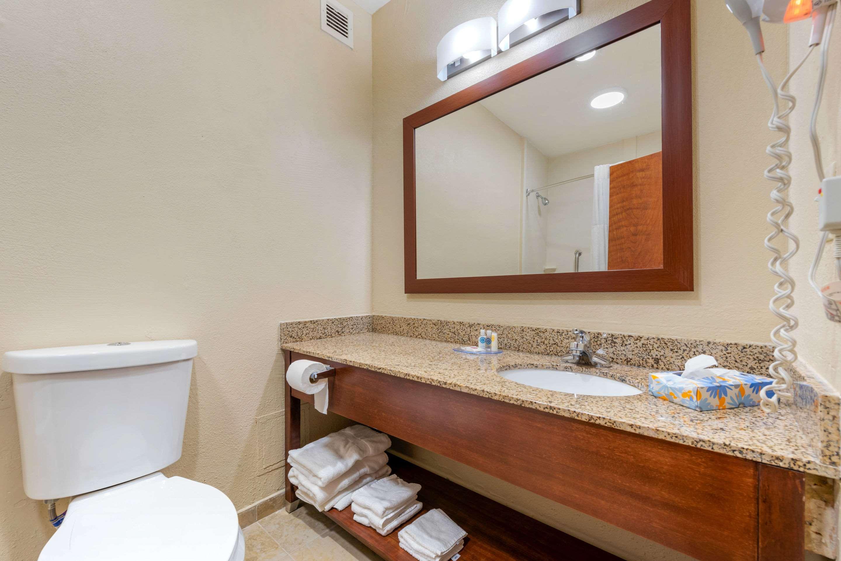 غرفة بسرير كينج، Comfort Inn & Suites Michigan City South 4/4