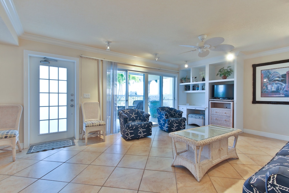 Tortuga Inn Beach Resort 33/76