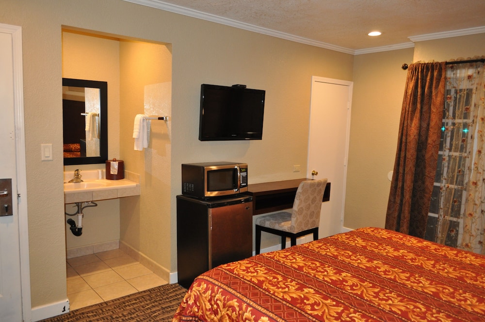 Santa Cruz Inn Riverside 4/23