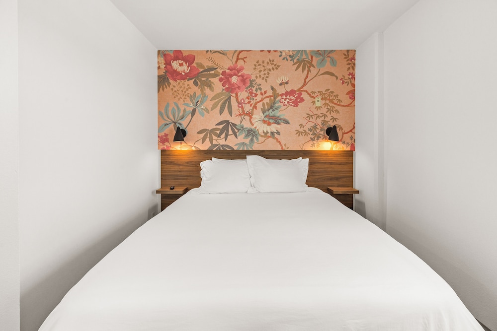 WEST, STUDIO, QUEEN BED