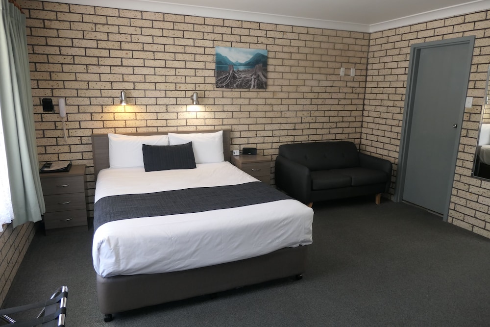 COWRA CREST MOTEL 11/50