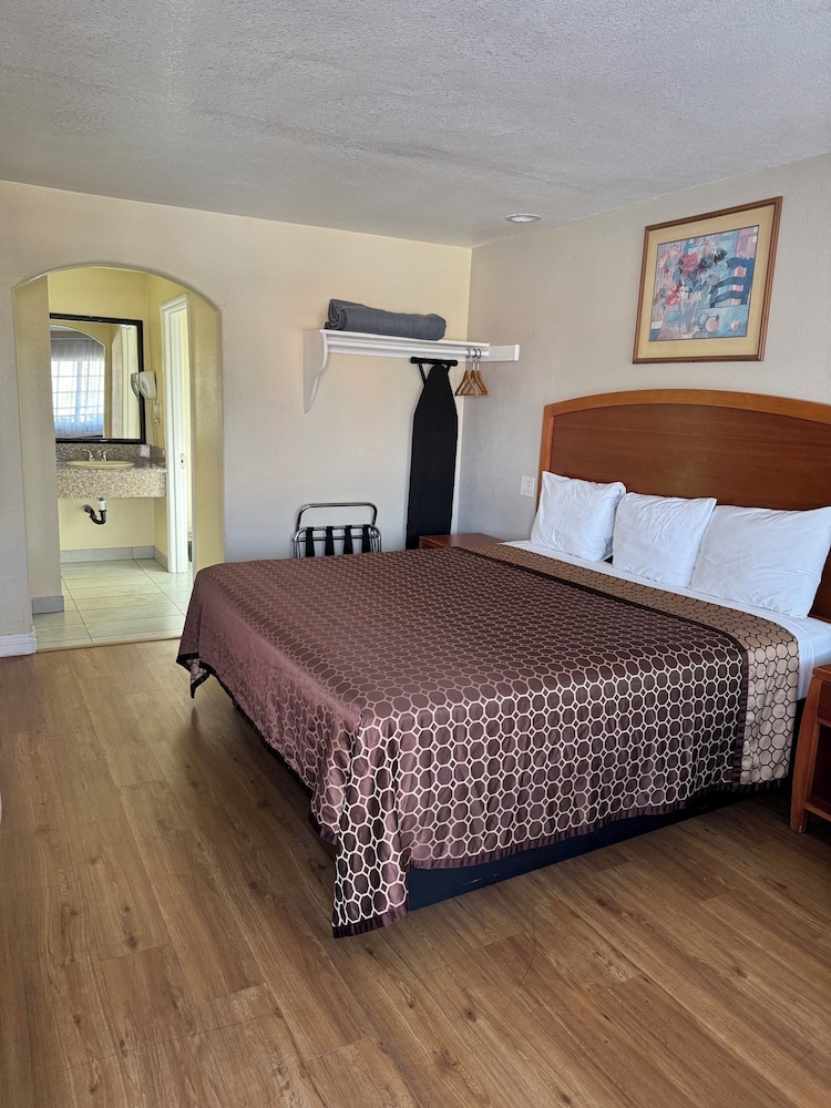 Castaway Motel 19/48
